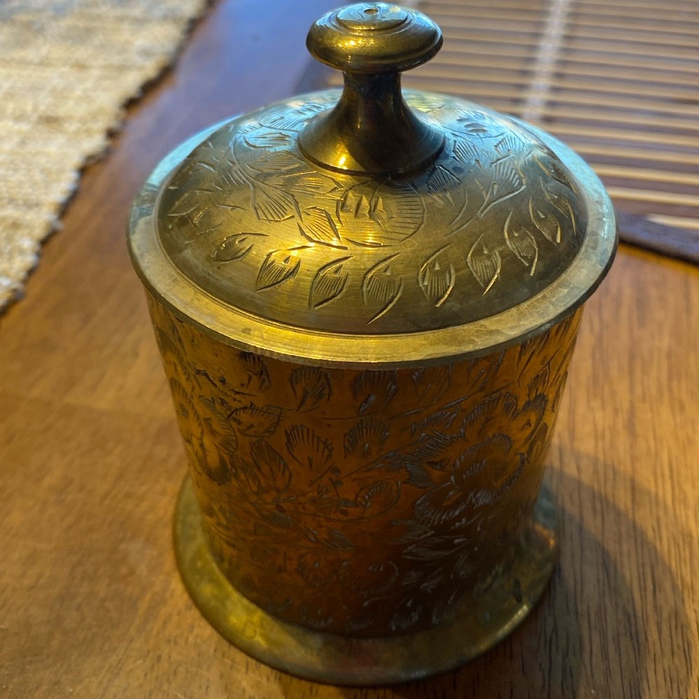 Vintage 1960s Mughal style brass cigarette holder/trinket box. Excellent cond.